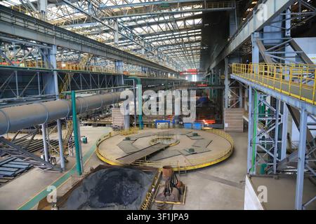 Un plan large en hauteur de l'intérieur d'un atelier de laminage à chaud d'une usine sidérurgique moderne à grande échelle. L'installation spacieuse présente des structures en acier imposantes Banque D'Images