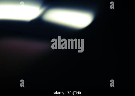 Fuites de lumière cinématographiques d’ambiance avec une texture de grain de film prononcée et une aberration chromatique vibrante Banque D'Images