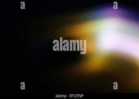 Fuites de lumière cinématographiques d’ambiance avec une texture de grain de film prononcée et une aberration chromatique vibrante Banque D'Images