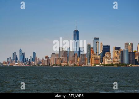 New York City, États-Unis – 8 juin 2026 : Lower Manhattan et les gratte-ciel lointains des Hudson Yards vus depuis le port de New York. Banque D'Images