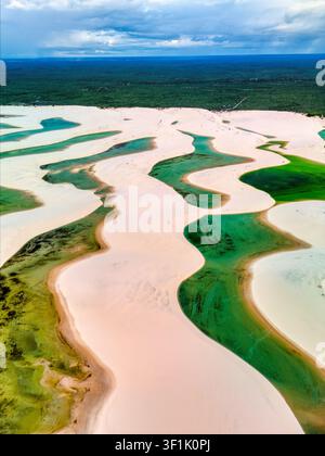 Vue aérienne de Lagoa Bonita présentant des dunes de sable blanc et des lagunes turquoise à Barreirinhas, État du Maranhão, Brésil. Banque D'Images
