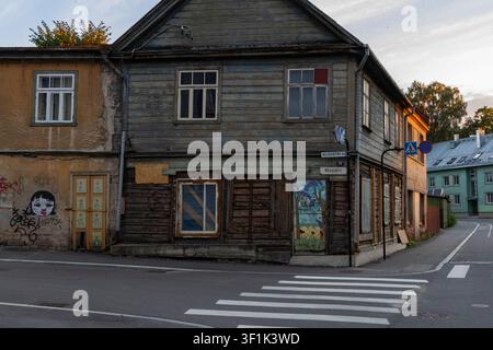 De jolies maisons dans le quartier de Supilinn à Tartu, en Estonie, au coucher du soleil Banque D'Images