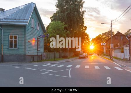De jolies maisons dans le quartier de Supilinn à Tartu, en Estonie, au coucher du soleil Banque D'Images