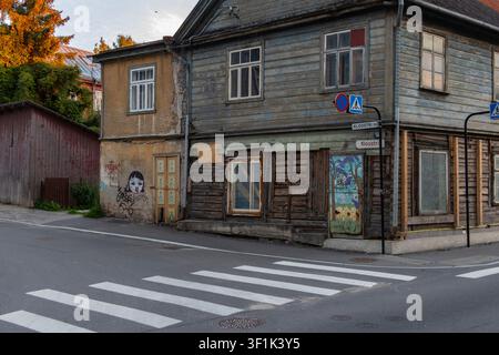 De jolies maisons dans le quartier de Supilinn à Tartu, en Estonie, au coucher du soleil Banque D'Images