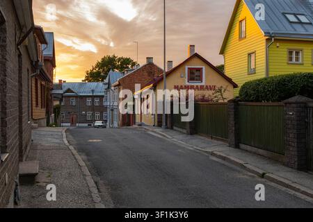 De jolies maisons dans le quartier de Supilinn à Tartu, en Estonie, au coucher du soleil Banque D'Images