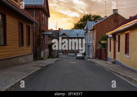 De jolies maisons dans le quartier de Supilinn à Tartu, en Estonie, au coucher du soleil Banque D'Images