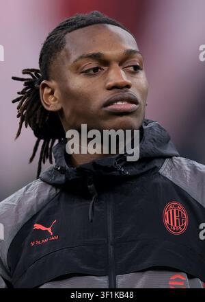 Rafael Leao de l'AC Milan observe pendant l'alignement avant le match. Banque D'Images