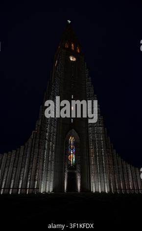 L'église Hallgrimskirkja se dresse fièrement contre le ciel noir de la nuit Banque D'Images