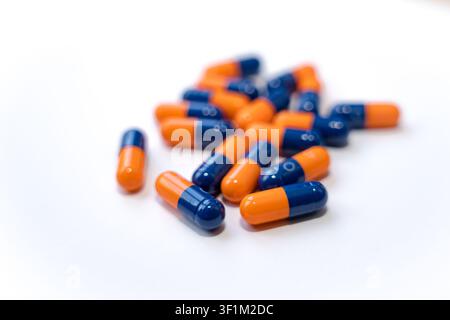 gélules colorées isolées sur fond blanc, traitement pharmaceutique de soins de santé sur ordonnance Banque D'Images