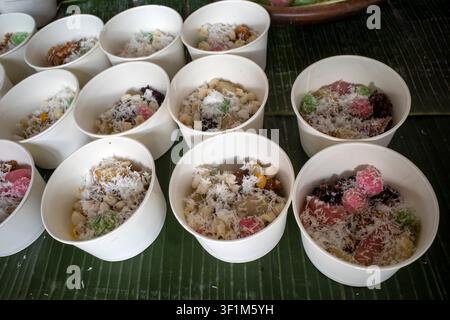 Klepon coloré, cenil, klepon rouge et blanc, gethuk, collations traditionnelles asiatiques dans un bol blanc. Banque D'Images