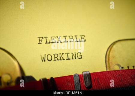 Texte de travail flexible écrit à la machine à écrire. Planification de l'efficacité du travail et travail à domicile. Banque D'Images