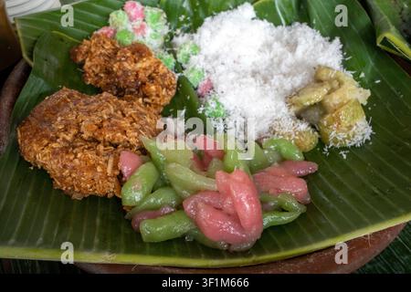 Klepon coloré, cenil, klepon rouge et blanc, gethuk, snacks traditionnels asiatiques. Banque D'Images