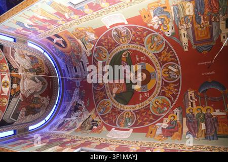 Un fresque de plafond élaborée représentant une image du Christ entourée d'anges et de scènes bibliques décore l'intérieur d'une église orthodoxe à Chypre Banque D'Images