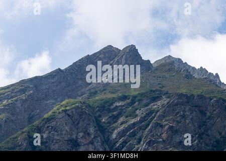 Sommet majestueux et escarpé des montagnes Rocheuses sous un ciel nuageux Banque D'Images