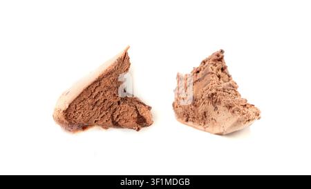 Crème glacée au chocolat fondu isolée, véritables gouttes de glace au cacao fondant, flaque de tache de glace au chocolat sur fond blanc Banque D'Images