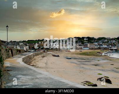 Coucher de soleil sur Town Beach, Hugh Town sur St Marys les îles Scilly. Banque D'Images