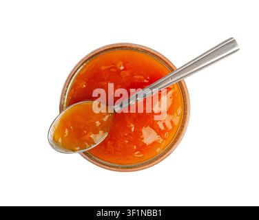 Confiture d'orange dans un bol isolé, Marmelade d'abricot, Gelée de fruits Confiture fruitée, Sirop jaune rouge dans une cuillère, Sauce au mangue, Bol en verre à confiture d'orange sur blanc Banque D'Images