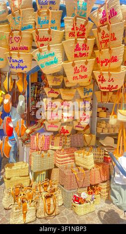 Sacs et articles en cuir marocains fabriqués à la main traditionnels exposés sur un marché dans la médina d'Essaouira, Maroc Banque D'Images