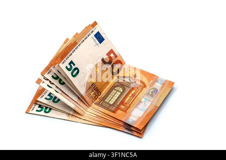 Une pile soignée de billets pliés de cinquante euros repose sur une surface blanche et propre. Banque D'Images