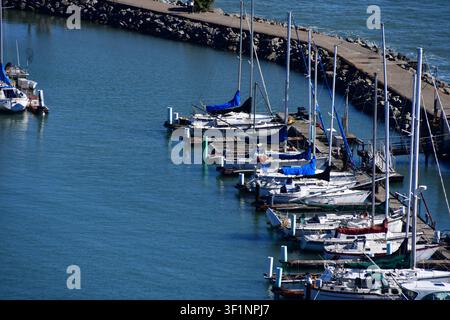 Bateaux à voile et yachts amarrés côte à côte dans une marina Banque D'Images