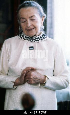 Années '70 Archivio Storico Publifoto/Olycom/LaPresse Ditta Pasztory-Bartok (31 octobre 1903 – 21 novembre 1982) était une pianiste hongroise et la deuxième épouse du compositeur Béla Bartók. Plusieurs de ses œuvres lui ont été dédiées, notamment Fuori dalle porte et le Terzo Concerto per pianoforte. Sur la photo : La pianiste Ditta Pasztory-Bartok chez elle  Sur la photo : Pianiste Ditta Pasztory-Bartok chez elle Banque D'Images