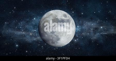 Photo nette de la lune dans toute sa splendeur, une composition majestueuse avec des nuages et des étoiles brillantes dans le ciel nocturne bleu foncé Banque D'Images