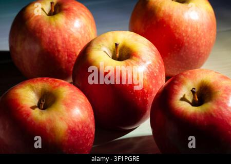 pommes colorées sur fond de bois Banque D'Images