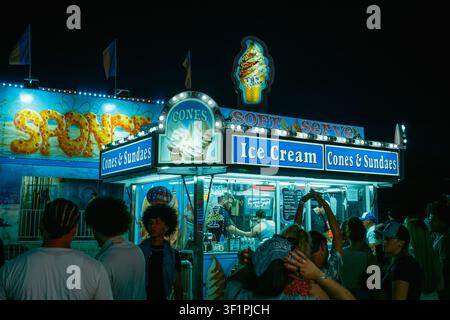 Stand de glaces la nuit lors d'un carnaval d'été à East Longmeadow, Massachusetts Banque D'Images