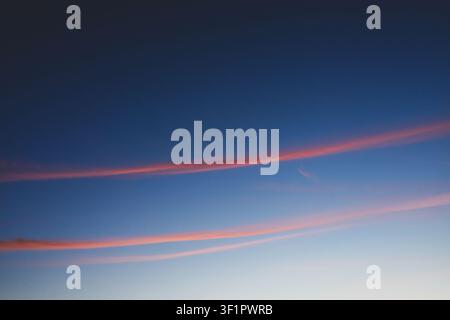 Ciel bleu avec des rayures roses au coucher du soleil Banque D'Images
