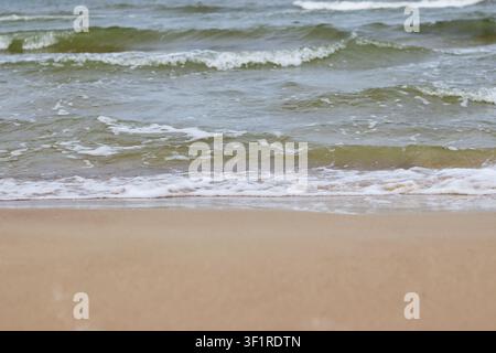 Vagues de la mer Baltique sur une plage de sable Banque D'Images