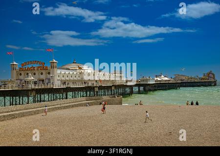 La jetée du Palais et Brighton Beach, East Sussex, Angleterre Banque D'Images