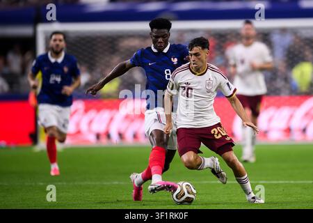 Pedri de l'Espagne dispute le ballon avec Aurelien Tchouameni de France lors du match de demi-finale de la Coupe du Monde FIFA 2026 entre la France et l'Espagne. Banque D'Images
