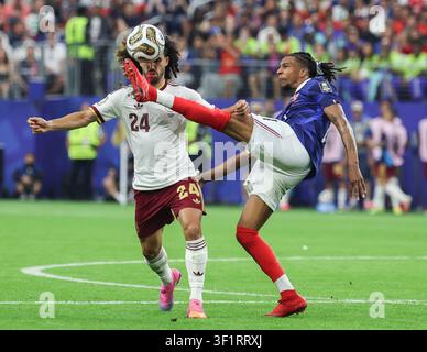 Dallas, TX, États-Unis. 14 juillet 2026. Michael Olise (11) de France donne un coup de pied au ballon juste devant Marc Curcurella (24) d'Espagne lors du match de demi-finale de la Coupe du Monde de la FIFA entre la France et l'Espagne au Dallas Stadium à Dallas, TX. Kyle Okita/CSM/Alamy Live News Banque D'Images