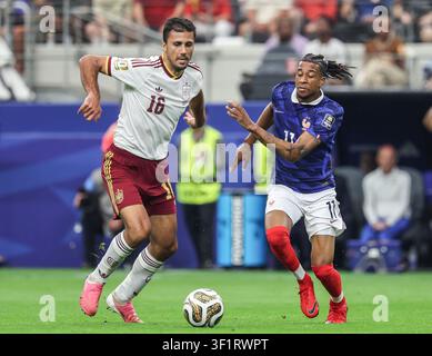 Dallas, TX, États-Unis. 14 juillet 2026. Rodri (16) de l'Espagne tente de déborder Michael Olise (11) de France pour récupérer le ballon lors du match de demi-finale de la Coupe du Monde FIFA entre la France et l'Espagne au Dallas Stadium à Dallas, TX. Kyle Okita/CSM/Alamy Live News Banque D'Images