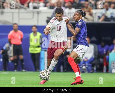 Dallas, TX, États-Unis. 14 juillet 2026. Rodri (16) de l'Espagne tente de déborder Michael Olise (11) de France pour récupérer le ballon lors du match de demi-finale de la Coupe du Monde FIFA entre la France et l'Espagne au Dallas Stadium à Dallas, TX. Kyle Okita/CSM/Alamy Live News Banque D'Images