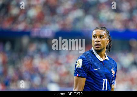 Arlington, États-Unis. 14 juillet 2026. L'attaquant français Michael Olise (11) regarde vers le haut vers la foule pendant le match de demi-finale de la Coupe du Monde de la FIFA opposant l'Espagne à la France au Dallas Stadium le 14 juillet 2026 à Arlington, Texas. (Photo par Cody Grubbs/Sipa USA) Credit: Sipa USA/Alamy Live News Banque D'Images