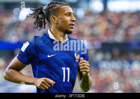 Arlington, États-Unis. 14 juillet 2026. L'attaquant français Michael Olise (11) regarde à travers le terrain lors du match de la phase finale de la Coupe du Monde de la FIFA opposant l'Espagne à la France au Dallas Stadium le 14 juillet 2026 à Arlington, Texas. (Photo de Cody Grubbs/Sipa USA) Credit: Sipa USA/Alamy Live News Banque D'Images