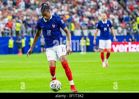 Arlington, États-Unis. 14 juillet 2026. L'attaquant français Michael Olise (11) dribble le ballon lors du match de demi-finale de la Coupe du Monde FIFA opposant l'Espagne à la France au Dallas Stadium le 14 juillet 2026 à Arlington, Texas. (Photo de Cody Grubbs/Sipa USA) Crédit : Sipa USA/Alamy Live News Banque D'Images