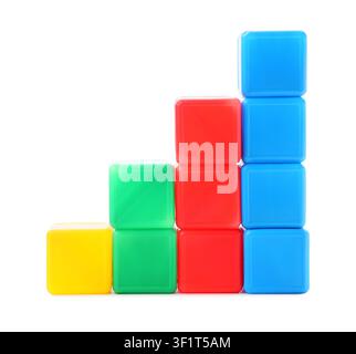 Blocs de construction en plastique colorés disposés en graphique en escalier ascendant sur un fond blanc croissance et progrès, couleurs primaires Banque D'Images