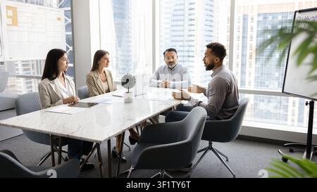 Équipe participant à une réunion formelle dans une salle de conférence moderne du bureau Banque D'Images