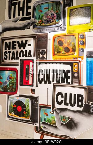Une vue d'une affiche de collage sur le thème rétro intitulée « The Newstalgia and Culture Club », présentant divers articles vintage, chez 1981 Soul & Sold, au The Mall Ramkhamhaeng, à Bangkok. 1981 Soul & Sold, un centre de vie et de culture vintage, a officiellement ouvert ses portes le 2 juillet 2026 dans le quartier de Ramkhamhaeng à Bangkok. Remplaçant l'ancien The Mall Ramkhamhaeng, ce nouveau lieu fonctionne sous le concept « Newstalgia » de The Mall Group, offrant un espace soigneusement sélectionné pour la mode rétro, les objets de collection, les antiquités, la nourriture, la musique live et l'expression créative. (Photo de Nathalie Jamois / SOPA Images/Sipa USA) Banque D'Images