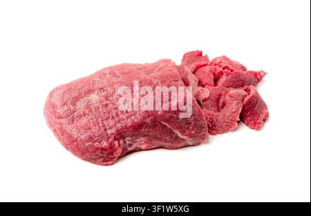 Tranches fines de bœuf cru, lanières de bœuf isolées, bœuf frais préparé pour la cuisson, tranches de steak dans l'assiette, filet de bœuf cru, ingrédient culinaire cru, kit Banque D'Images
