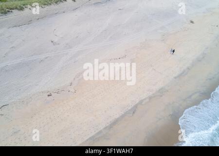 Fond de drone aérien d'une plage de sable blanc paisible, parfaite pour une promenade romantique Banque D'Images