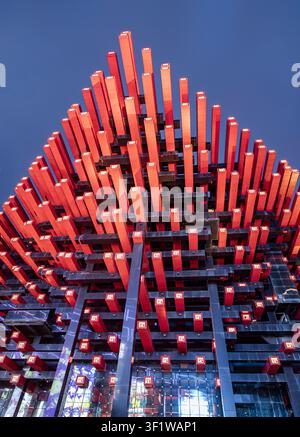 Chongqing, Chine – 11 juin 2026 – Une prise de vue dramatique et verticale en contre-plongée met en valeur la façade déconstructiviste vibrante du Centre artistique Guotai de Chongqing Banque D'Images