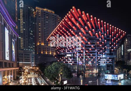 Chongqing, Chine – 11 juin 2026 – Un chef-d’œuvre architectural époustouflant, le Centre d’Art Guotai brille de mille feux contre le ciel de minuit de C Banque D'Images