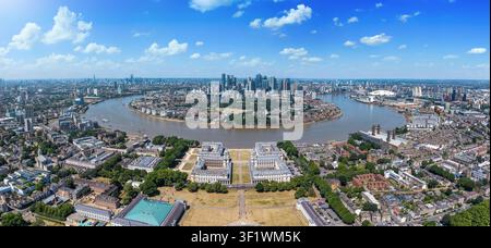 Vue aérienne panoramique d'un jour d'été depuis Greenwich vers l'Isle of Dogs avec le quartier financier de Canary Wharf et la ligne d'horizon de la ville de Londres, Royaume-Uni Banque D'Images