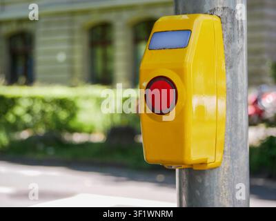 Bouton d'appel pour les piétons sur le poteau de signalisation routière dans la rue urbaine Banque D'Images
