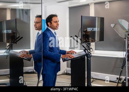 Londres, Royaume-Uni. 15 juillet 2026. Une conférence de presse avec Zia Yusuf à la Reform UK sur Millbank, Londres. Les écrans étaient noirs au lieu d'être bleus car c'était un hommage à Anne Widdecombe assassinée et une promesse de fournir une sécurité pour tous les députés (et les anciens députés s'ils sont encore dans la vie publique) si la Reform arrive au pouvoir. Crédit : Guy Bell/Alamy Live News Banque D'Images