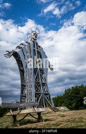 Tour de guet en statue métallique de Jésus sur Gordon Hill, Transylvanie Banque D'Images