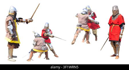 Des chevaliers médiévaux s'engagent dans une bataille, mettant en scène une reconstitution historique avec des épées et des armures devant un fond blanc immaculé. Banque D'Images